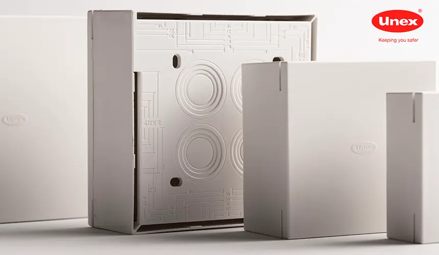 Cajas de conexiones y bandejas aislantes UNEX fabricadas con material técnico 100% reciclado