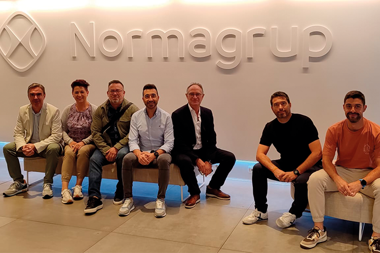 Equipo técnico-comercial de Masfarné durante una jornada de formación en las instalaciones de Normagrup